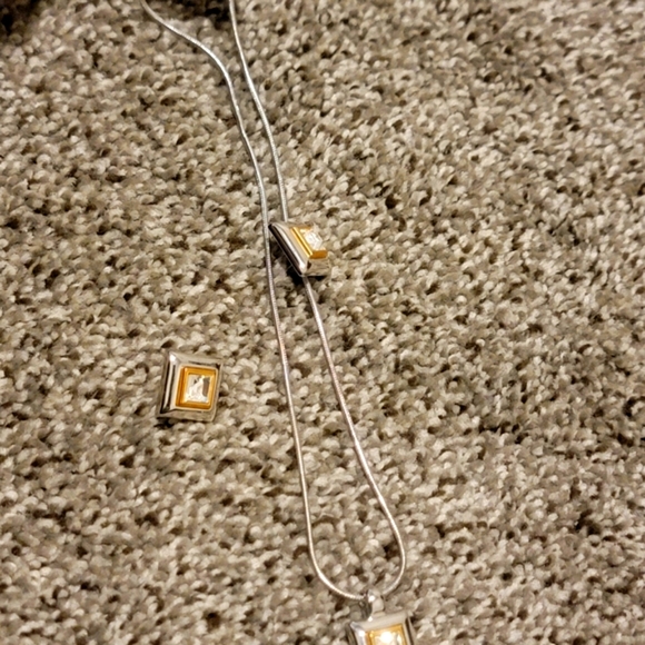 NWT costume two-tone set necklace and earrings. - Picture 5 of 6